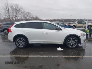 2015 Volvo V60 Cross Country T5 with VIN YV4612HK1F1001764, listed as a IAAI auction lot 41560997 with 69,888 mi miles. Bid and sale history available at carsss.com. Image 13.