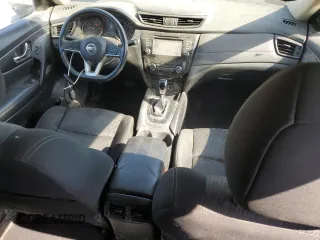 2017 Nissan Rogue SV z VIN KNMAT2MT0HP573690, wystawiony jako Copart lot #56363335 z przebiegiem 177 919 mil mil oraz Czysty tytuł • Clean title. Historia ofert i sprzedaży dostępna na DreamBid. Obrazek 8.