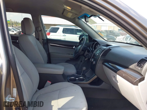 2013 Kia Sorento LX z VIN 5XYKTDA24DG349430, wystawiony jako IAAI lot #42549811 z przebiegiem 204 664 mil mil oraz . Historia ofert i sprzedaży dostępna na DreamBid. Obrazek 5.