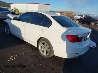 2015 BMW 3 Series 328i xDrive z VIN WBA3B5G59FNS19442, wystawiony jako IAAI lot #40711946 z przebiegiem 45 958 mil mil oraz . Historia ofert i sprzedaży dostępna na DreamBid. Obrazek 3.