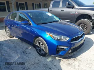 2021 Kia Forte LXS z VIN 3KPF24AD6ME359587, wystawiony jako IAAI lot #42161658 z przebiegiem 61 118 mil mil oraz . Historia ofert i sprzedaży dostępna na DreamBid. Obrazek 1.