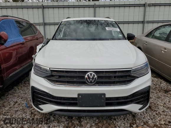 2022 Volkswagen Tiguan SE R-Line Black with VIN 3VVCB7AX7NM058155, listed as a Copart auction lot 49358225 with 28,093 mi miles and Salvage Title. Bid and sale history available at DreamBid. Image 5.