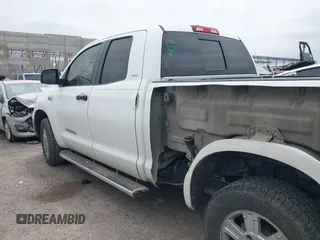 2008 Toyota Tundra z VIN 5TFRV54198X040153, wystawiony jako IAAI lot #42407051 z przebiegiem 318 500 mil mil oraz . Historia ofert i sprzedaży dostępna na DreamBid. Obrazek 14.