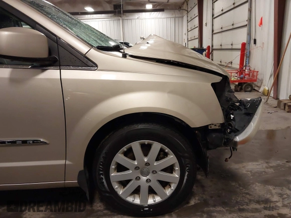 2014 Chrysler Town & Country Touring with VIN 2C4RC1BG3ER295722, listed as a IAAI auction lot 41705820 with 142,587 mi miles and . Bid and sale history available at DreamBid. Image 21.