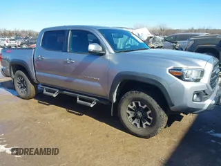 2017 Toyota Tacoma SR5 z VIN 3TMCZ5AN7HM054110, wystawiony jako IAAI lot #41587472 z przebiegiem 81 628 mil mil oraz . Historia ofert i sprzedaży dostępna na DreamBid. Obrazek 1.