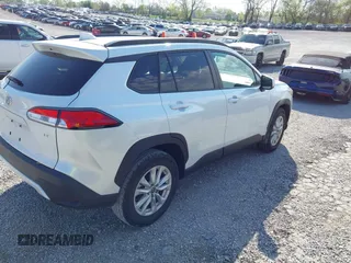 2022 Toyota Corolla Cross LE z VIN 7MUCAAAG3NV012231, wystawiony jako IAAI lot #42022931 z przebiegiem 30 335 mil mil oraz . Historia ofert i sprzedaży dostępna na DreamBid. Obrazek 4.