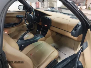 1999 Porsche Boxster z VIN WP0CA2984XU622814, wystawiony jako IAAI lot #42234977 z przebiegiem 52 404 mil mil oraz . Historia ofert i sprzedaży dostępna na DreamBid. Obrazek 5.