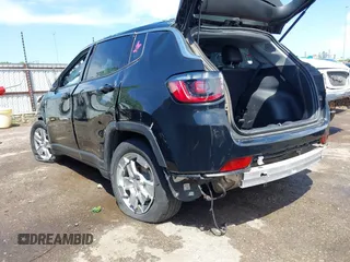 2022 Jeep Compass Latitude with VIN 3C4NJCBB4NT187403, listed as a IAAI auction lot 42109722 with 50,088 mi miles and . Bid and sale history available at DreamBid. Image 3.