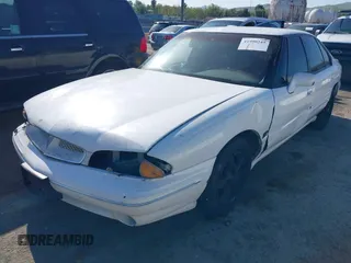 1999 Pontiac Bonneville SE z VIN 1G2HX52KXXH254051, wystawiony jako IAAI lot #41990245 z przebiegiem 213 000 mil mil oraz . Historia ofert i sprzedaży dostępna na DreamBid. Obrazek 2.