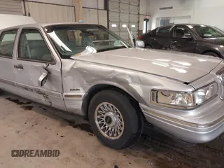1997 Lincoln Town Car Executive z VIN 1LNLM81W0VY733723, wystawiony jako IAAI lot #41569359 z przebiegiem 104 356 mil mil oraz . Historia ofert i sprzedaży dostępna na DreamBid. Obrazek 6.