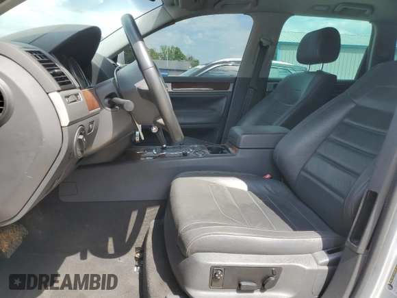 2008 Volkswagen Touareg V6 z VIN WVGBE77L98D003580, wystawiony jako Copart lot #52444235 z przebiegiem 150 876 mil mil oraz Szkoda całkowita • Salvage title. Historia ofert i sprzedaży dostępna na DreamBid. Obrazek 7.