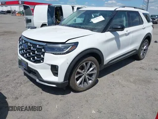 2025 Ford Explorer Platinum z VIN 1FMWK8HC0SGA53398, wystawiony jako IAAI lot #41999876 z przebiegiem 3 319 mil mil oraz . Historia ofert i sprzedaży dostępna na DreamBid. Obrazek 2.