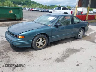 1997 Oldsmobile Cutlass Supreme S z VIN 1G3WH12M9VF317272, wystawiony jako IAAI lot #42346360 z przebiegiem 156 553 mil mil oraz . Historia ofert i sprzedaży dostępna na DreamBid. Obrazek 2.