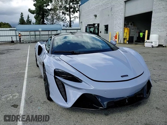 2025 McLaren Artura z VIN SBM16BEA4SW002969, wystawiony jako Copart lot #48354735 z przebiegiem 882 mil mil oraz Szkody całkowita. Historia ofert i sprzedaży dostępna na DreamBid. Obrazek 14.