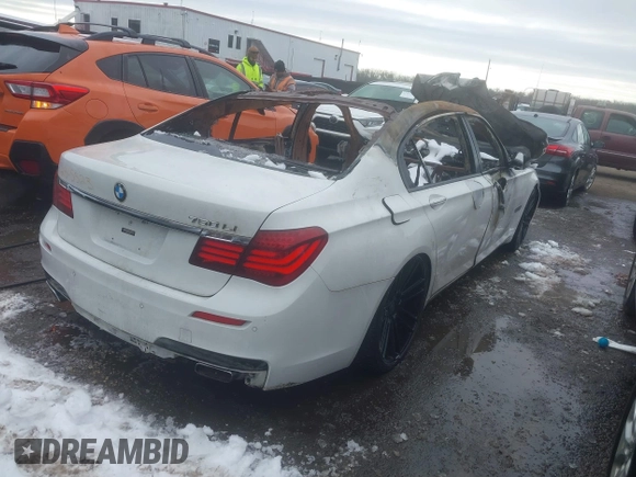 2013 BMW 7 Series 750Li z VIN WBAYE8C56DD133951, wystawiony jako IAAI lot #41307533 z przebiegiem Nie podano mil oraz . Historia ofert i sprzedaży dostępna na DreamBid. Obrazek 4.