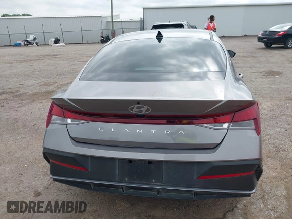 2024 Hyundai Elantra SEL z VIN KMHLM4DG2RU642396, wystawiony jako IAAI lot #42126260 z przebiegiem 15 225 mil mil oraz . Historia ofert i sprzedaży dostępna na DreamBid. Obrazek 17.