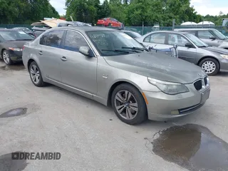 2010 BMW 5 Series 528i xDrive z VIN WBANV1C57AC443070, wystawiony jako IAAI lot #42352154 z przebiegiem 193 538 mil mil oraz . Historia ofert i sprzedaży dostępna na DreamBid. Obrazek 1.