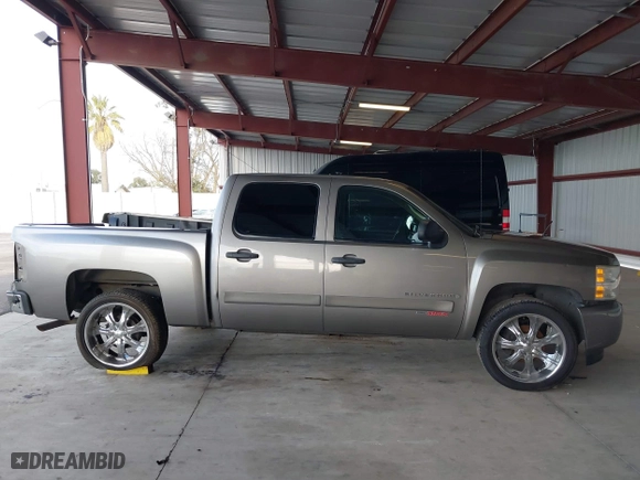 2007 Chevrolet Silverado 1500 LT w/1LT with VIN 3GCEC13027G511536, listed as a IAAI auction lot 41637646 with 204,905 mi miles. Bid and sale history available at carsss.com. Image 14.