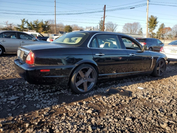 2009 Jaguar XJ VDP with VIN SAJWA82C19TH30903, listed as a Copart auction lot 84324914 with 92,312 mi miles and Clean Title. Bid and sale history available at carsss.com. Image 3.
