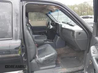2002 Chevrolet Avalanche z VIN 3GNEK13T22G315559, wystawiony jako IAAI lot #41884458 z przebiegiem 332 266 mil mil oraz . Historia ofert i sprzedaży dostępna na DreamBid. Obrazek 5.