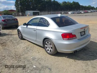 2010 BMW 1 Series 128i z VIN WBAUP7C58AVK76649, wystawiony jako IAAI lot #42356320 z przebiegiem 211 197 mil mil oraz . Historia ofert i sprzedaży dostępna na DreamBid. Obrazek 3.
