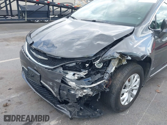 2018 Chrysler Pacifica Touring L z VIN 2C4RC1BG6JR309560, wystawiony jako IAAI lot #39340052 z przebiegiem 62 517 mil mil oraz . Historia ofert i sprzedaży dostępna na DreamBid. Obrazek 6.
