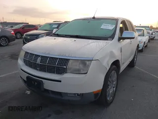 2008 Lincoln MKX z VIN 2LMDU68C98BJ11860, wystawiony jako IAAI lot #42076339 z przebiegiem 136 889 mil mil oraz . Historia ofert i sprzedaży dostępna na DreamBid. Obrazek 2.
