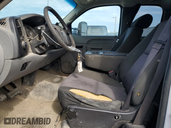 2013 GMC Sierra 3500HD Work Truck z VIN 1GD512C86DZ409861, wystawiony jako Copart lot #66929764 z przebiegiem 218 451 mil mil oraz Nie do naprawy. Historia ofert i sprzedaży dostępna na DreamBid. Obrazek 7.