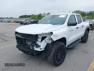 2024 Chevrolet Colorado 4WD Trail Boss z VIN 1GCPTEEK8R1242233, wystawiony jako IAAI lot #42364694 z przebiegiem 4 138 mil mil oraz . Historia ofert i sprzedaży dostępna na DreamBid. Obrazek 6.