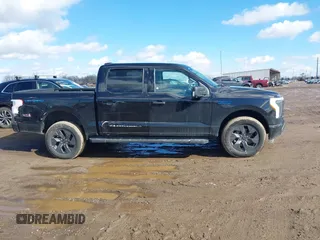 2024 Ford F-150 Lightning XLT z VIN 1FTVW3LK3RWG06339, wystawiony jako IAAI lot #41664763 z przebiegiem 9 891 mil mil oraz . Historia ofert i sprzedaży dostępna na DreamBid. Obrazek 13.