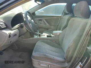 2010 Toyota Camry z VIN 4T1BF3EK4AU075728, wystawiony jako Copart lot #53167255 z przebiegiem 177 346 mil mil oraz Szkoda całkowita • Salvage title. Historia ofert i sprzedaży dostępna na DreamBid. Obrazek 7.