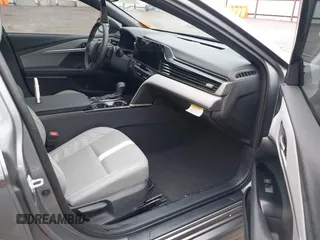 2025 Toyota Camry LE z VIN 4T1DAACK5SU527380, wystawiony jako IAAI lot #42116438 z przebiegiem 4 917 mil mil oraz . Historia ofert i sprzedaży dostępna na DreamBid. Obrazek 5.