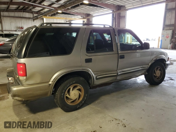 2000 Chevrolet Blazer LT z VIN 1GNDT13W1Y2282557, wystawiony jako Copart lot #55560775 z przebiegiem 219 795 mil mil oraz Szkoda całkowita • Salvage title. Historia ofert i sprzedaży dostępna na DreamBid. Obrazek 3.