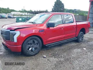 2024 Ford F-150 Lightning Flash z VIN 1FT6W3L7XRWG02773, wystawiony jako IAAI lot #42266067 z przebiegiem 7 256 mil mil oraz . Historia ofert i sprzedaży dostępna na DreamBid. Obrazek 20.