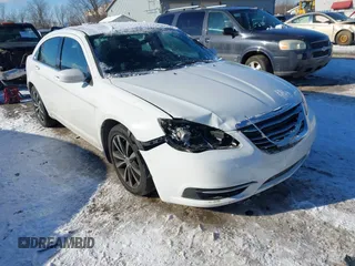 2013 Chrysler 200 Touring z VIN 1C3CCBBG1DN711259, wystawiony jako IAAI lot #41318955 z przebiegiem 196 228 mil mil oraz . Historia ofert i sprzedaży dostępna na DreamBid. Obrazek 1.