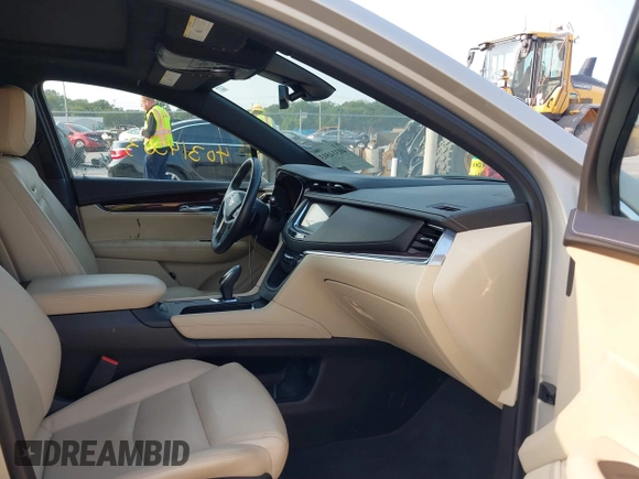 2017 Cadillac XT5 Premium Luxury FWD z VIN 1GYKNCRSXHZ164468, wystawiony jako IAAI lot #40314503 z przebiegiem 94 008 mil mil oraz . Historia ofert i sprzedaży dostępna na DreamBid. Obrazek 5.