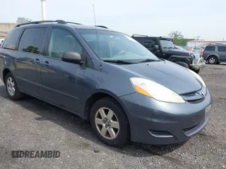 2007 Toyota Sienna CE z VIN 5TDZK23C77S060464, wystawiony jako IAAI lot #42343357 z przebiegiem 225 500 mil mil oraz . Historia ofert i sprzedaży dostępna na DreamBid. Obrazek 1.