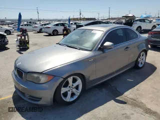 2011 BMW 1 Series 128i z VIN WBAUP9C56BVL89593, wystawiony jako Copart lot #57332945 z przebiegiem 177 265 mil mil oraz Szkody całkowita. Historia ofert i sprzedaży dostępna na DreamBid. Obrazek 1.