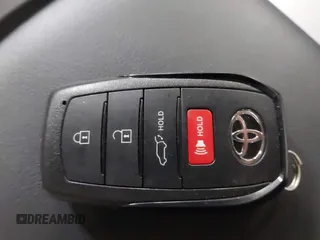 2024 Toyota Prius LE z VIN JTDADABU6R3024846, wystawiony jako IAAI lot #42256141 z przebiegiem 2 840 mil mil oraz . Historia ofert i sprzedaży dostępna na DreamBid. Obrazek 11.
