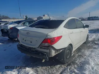 2013 Hyundai Accent GLS z VIN KMHCT4AE5DU484764, wystawiony jako IAAI lot #41403447 z przebiegiem 144 997 mil mil oraz . Historia ofert i sprzedaży dostępna na DreamBid. Obrazek 4.