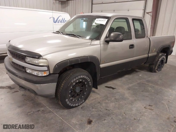 2000 Chevrolet Silverado 1500 LS with VIN 2GCEK19T8Y1172540, listed as a IAAI auction lot 41381527 with 192,991 mi miles. Bid and sale history available at carsss.com. Image 2.