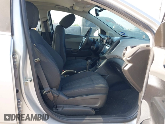 2016 Chevrolet Sonic LT z VIN 1G1JC5SH9G4104400, wystawiony jako IAAI lot #42328745 z przebiegiem 153 643 mil mil oraz . Historia ofert i sprzedaży dostępna na DreamBid. Obrazek 5.