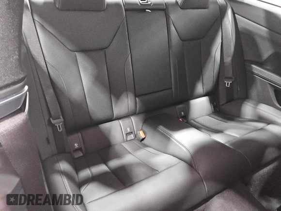 2024 BMW 4 Series 430i z VIN WBA53AP01RCR82185, wystawiony jako Copart lot #55703945 z przebiegiem 24 906 mil mil oraz Czysty tytuł • Clean title. Historia ofert i sprzedaży dostępna na DreamBid. Obrazek 10.