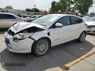 2013 Ford Focus Electric z VIN 1FADP3R47DL353527, wystawiony jako Copart lot #51184724 z przebiegiem 57 020 mil mil oraz Szkody całkowita. Historia ofert i sprzedaży dostępna na DreamBid. Obrazek 1.