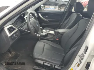 2015 BMW 3 Series 320i xDrive z VIN WBA3C3C58FP664511, wystawiony jako Copart lot #62542575 z przebiegiem 62 084 mil mil oraz Czysty tytuł • Clean title. Historia ofert i sprzedaży dostępna na DreamBid. Obrazek 7.