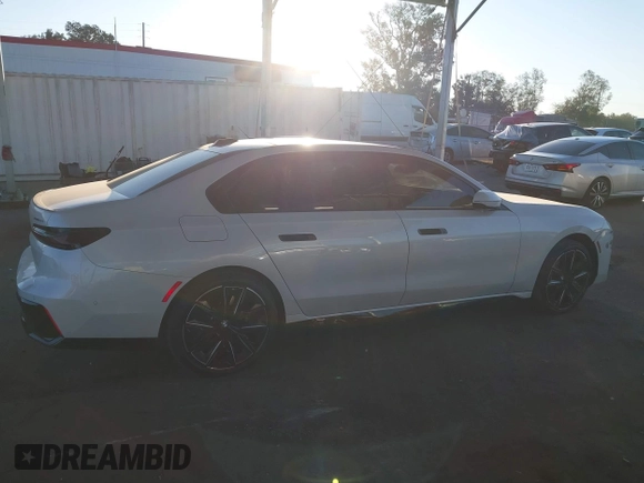 2023 BMW i7 xDrive60 z VIN WBY53EJ06PCN64039, wystawiony jako IAAI lot #40752159 z przebiegiem 8837 mil mil oraz . Historia ofert i sprzedaży dostępna na DreamBid. Obrazek 13.