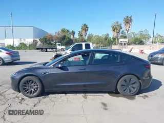 2024 Tesla Model 3 Long Range z VIN 5YJ3E1EB2RF740291, wystawiony jako IAAI lot #42124138 z przebiegiem 36 452 mil mil oraz . Historia ofert i sprzedaży dostępna na DreamBid. Obrazek 14.