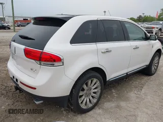 2011 Lincoln MKX z VIN 2LMDJ6JK8BBJ32085, wystawiony jako IAAI lot #42391753 z przebiegiem 116 909 mil mil oraz . Historia ofert i sprzedaży dostępna na DreamBid. Obrazek 4.