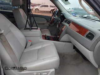 2014 Chevrolet Tahoe LTZ z VIN 1GNSCCE04ER159110, wystawiony jako IAAI lot #41615653 z przebiegiem 171 422 mil mil oraz . Historia ofert i sprzedaży dostępna na DreamBid. Obrazek 5.