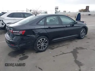 2024 Volkswagen Jetta Sport z VIN 3VWBM7BU0RM050426, wystawiony jako IAAI lot #42213683 z przebiegiem 29 940 mil mil oraz . Historia ofert i sprzedaży dostępna na DreamBid. Obrazek 4.